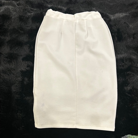Elegant White Pencil Skirt - Picture 4 of 4